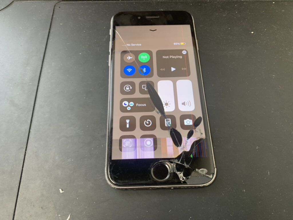 液晶が壊れているiPhone6s