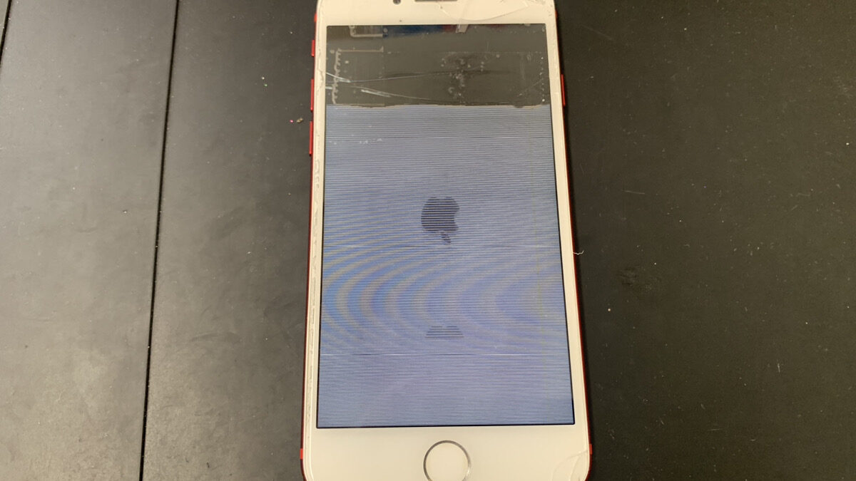 【危険な状態】液晶まで壊れて誤作動が起きているiPhone7