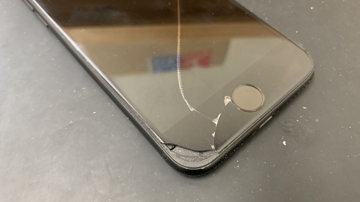 画面が割れて中身が丸見えになっているiPhone7の修理依頼