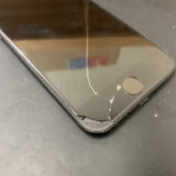 画面が割れて中身が丸見えになっているiPhone7の修理依頼
