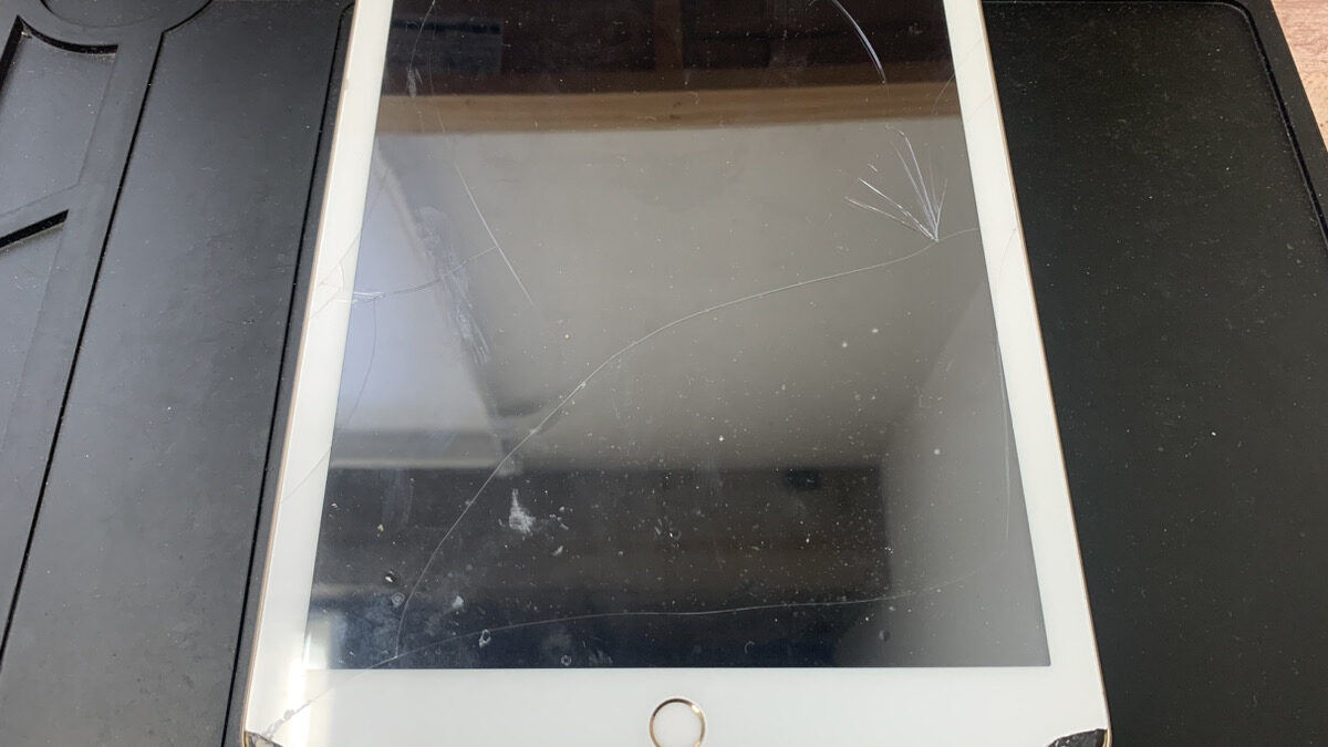 画面が割れて角のガラス片が無くなっているiPad第5世代の修理依頼