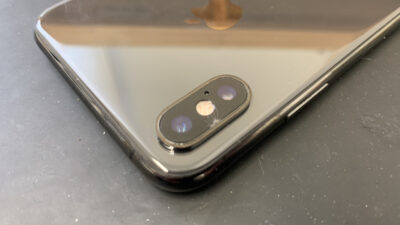 カメラレンズが割れているiPhoneXSの修理もお任せください！