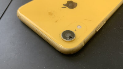 カメラレンズが割れているiPhoneXRの即日修理依頼