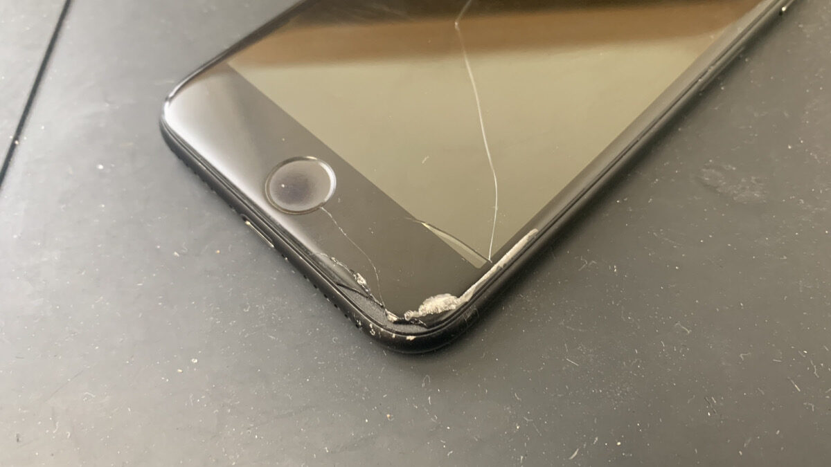 軽度のガラス割れでタッチ不良が起きているiPhoneSE2の修理依頼