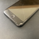 軽度のガラス割れでタッチ不良が起きているiPhoneSE2の修理依頼