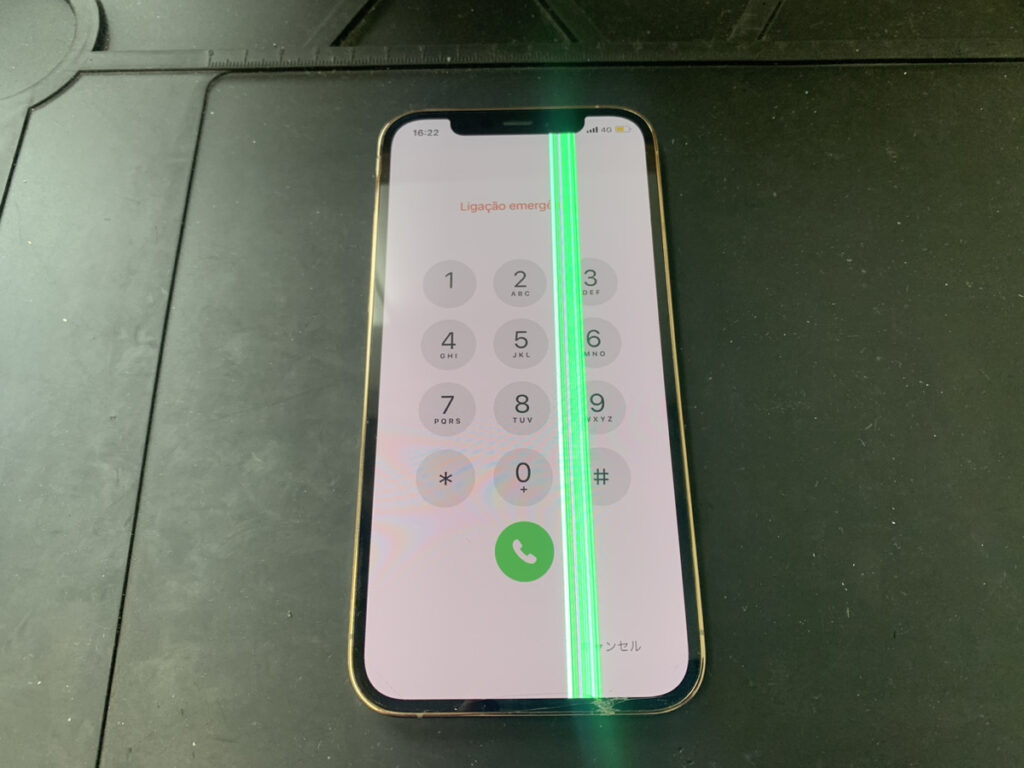 画面に緑の縦線が表示されているiPhone12Pro