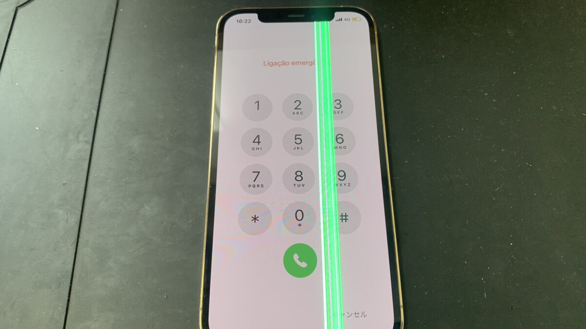画面に緑色の縦線が表示されているiPhone12Proの修理依頼