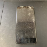 ガラスが粉々に割れているiPhone11Proの画面交換修理