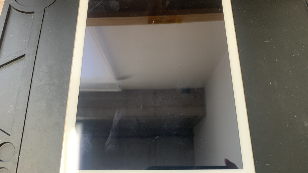 画面上部のガラスが粉々に割れているiPad第6世代の修理依頼
