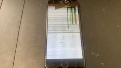 液晶まで壊れてしまったiPhoneSE第3世代の修理もお任せ下さい！
