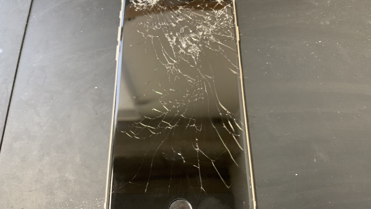 ガラスが粉々に割れてしまったiPhoneSE第3世代の画面交換修理