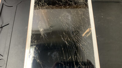 ガラスが粉々に割れて操作もできなくなったiPad第6世代の画面交換修理