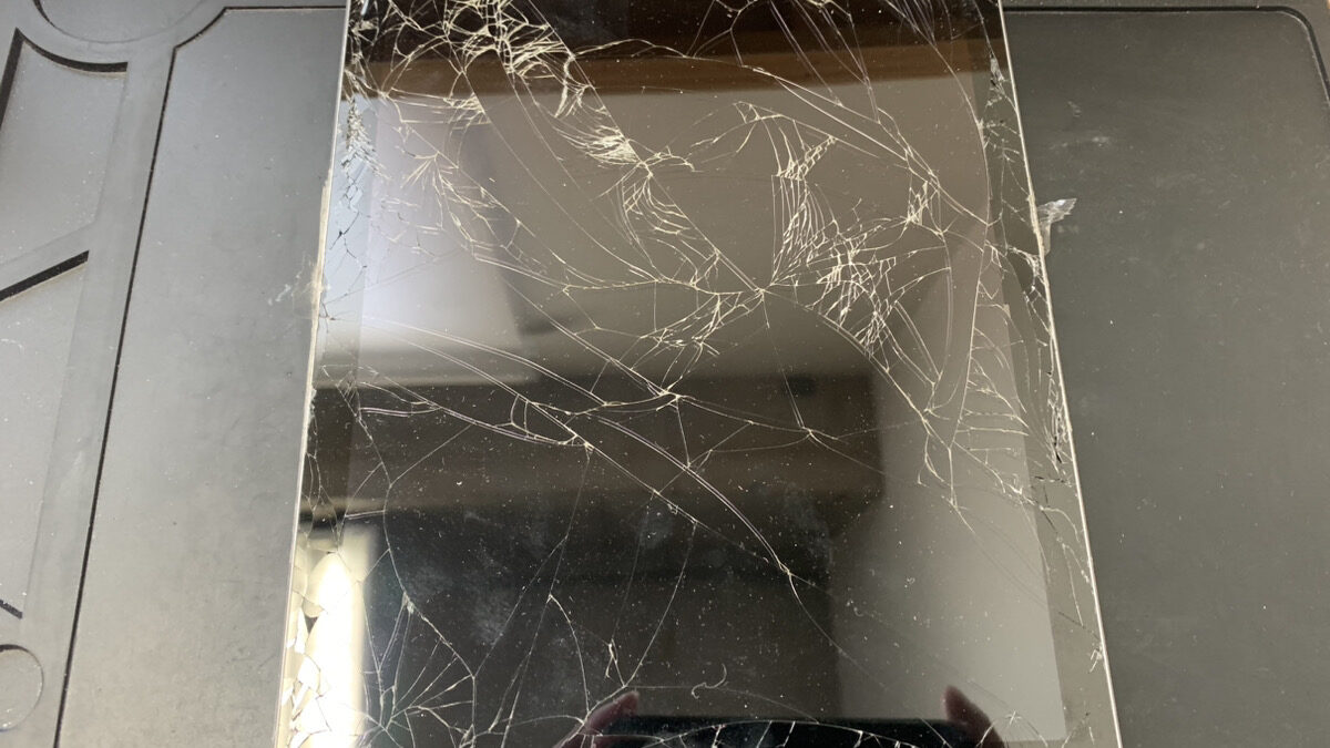 画面全体がバキバキに割れて危険な状態のiPad第9世代のガラス交換修理