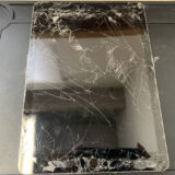 画面全体がバキバキに割れて危険な状態のiPad第9世代のガラス交換修理
