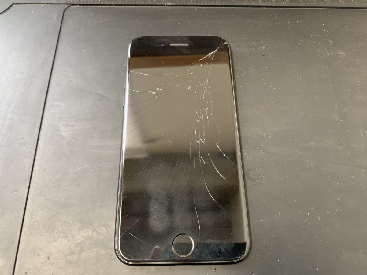 iPhone ブラック 画面ひびあり あれ？画面が真っ暗！？】ブラックアウト…液晶交換で復活しま