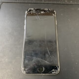 画面が割れてタッチ不良が起きているiPhoneSE3の修理依頼