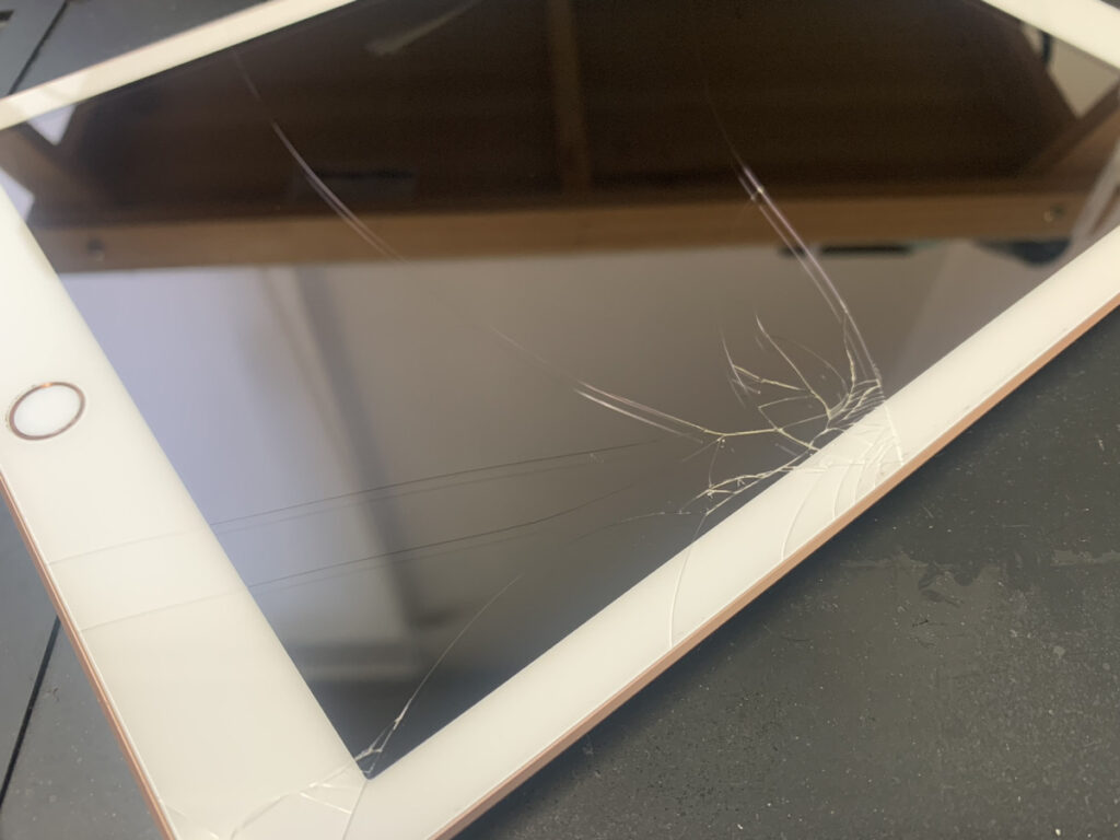 画面と液晶が壊れているiPad第6世代