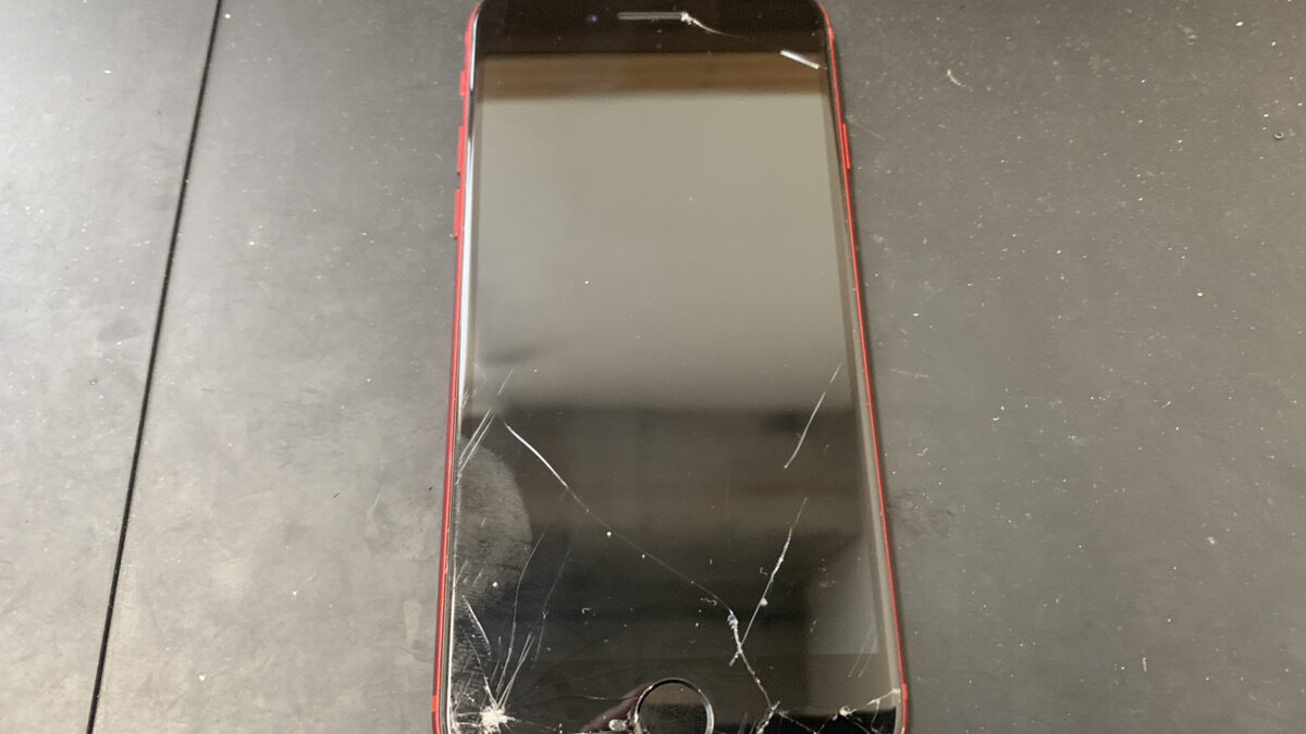 画面が割れてブラックアウトしたiPhoneSE3の復旧修理