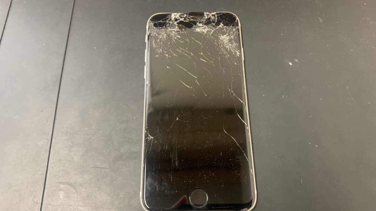 画面が粉々に割れて危険な状態のiPhoneSE2の修理依頼