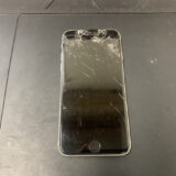 画面が粉々に割れて危険な状態のiPhoneSE2の修理依頼
