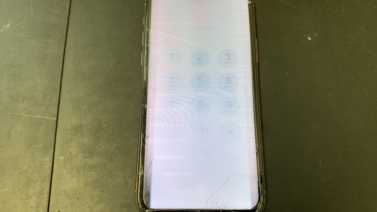 液晶破損で画面が白くなったiPhone11の修理依頼