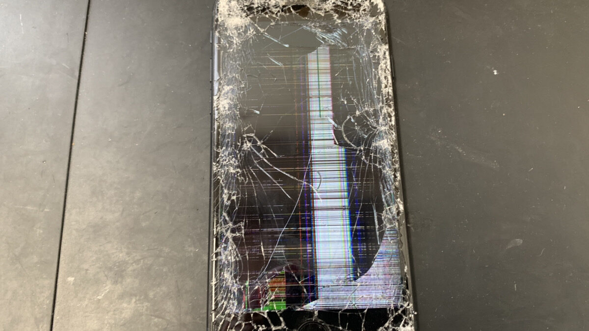 車に轢かれて画面が粉々に割れたiPhoneSE3の復旧修理