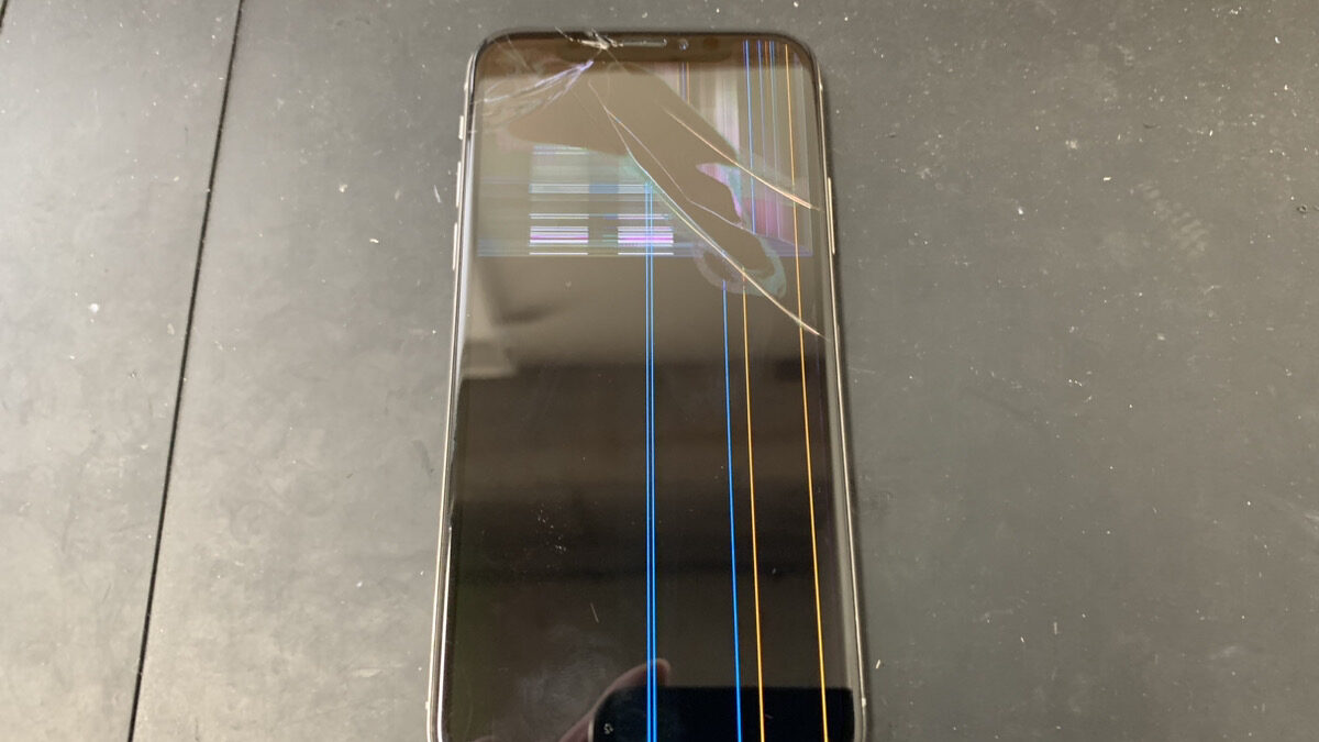 液晶が完全に壊れてしまったiPhoneXの画面交換修理