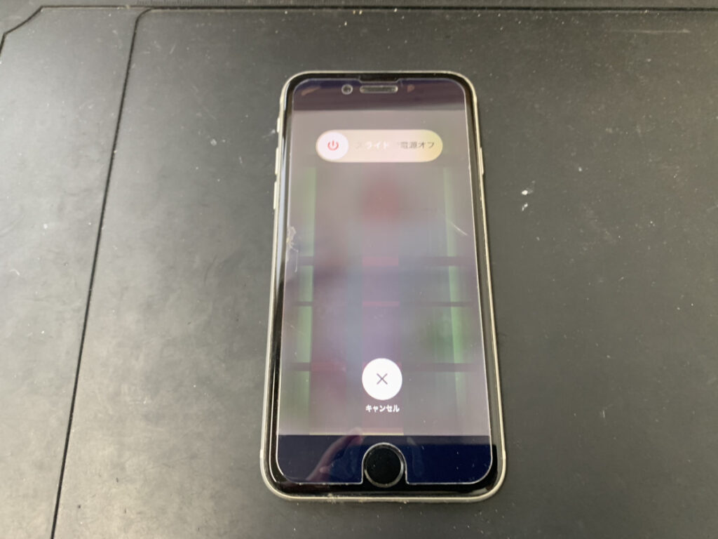 液晶が壊れているiPhoneSE3