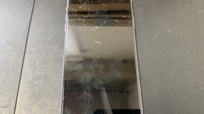 ガラスが粉々に割れたiPhone12の画面交換修理もお任せを！