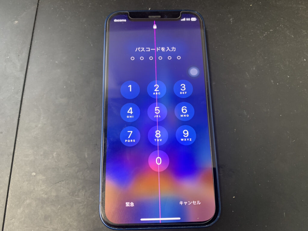 画面にピンクの縦線が表示されているiPhone12mini