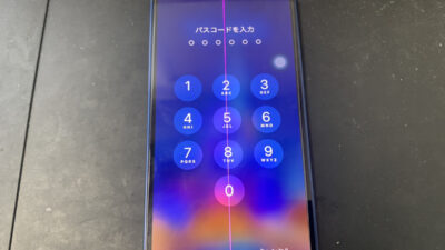 画面にピンクの縦線が表示されているiPhone12miniの修理依頼
