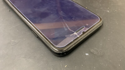 軽度のガラス割れでも放置は危険！？iPhoneSE3の画面交換修理