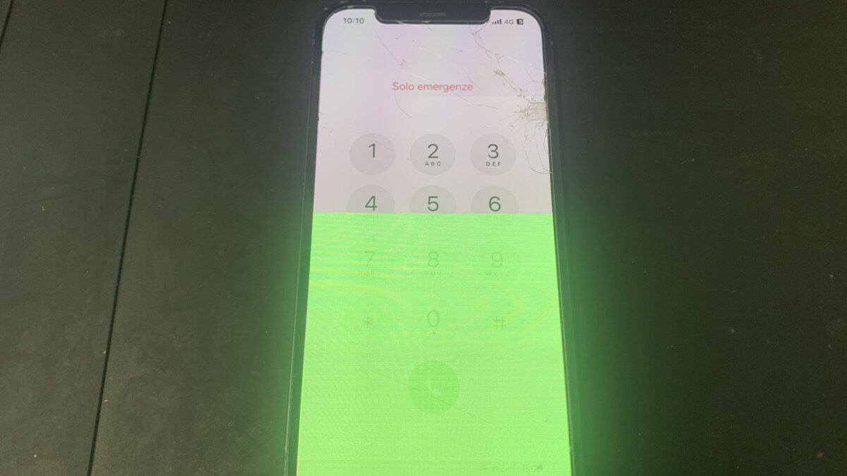 画面半分が緑色になったiPhone12の修理依頼