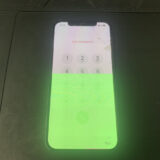画面半分が緑色になったiPhone12