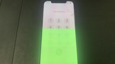画面半分が緑色になったiPhone12の修理依頼
