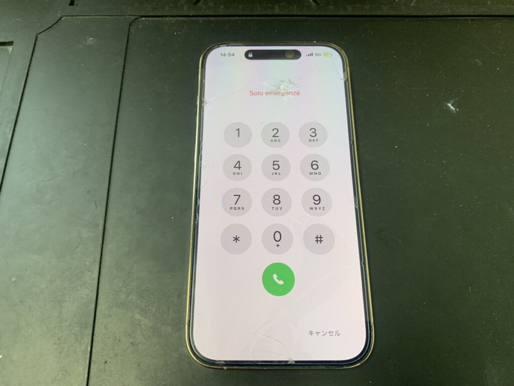 画面が割れているiPhone15