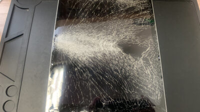 本体が曲がって画面割れと液晶破損が起きているiPad第9世代の修理依頼