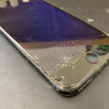 重度のガラス割れで画面が真っ暗になったiPhoneSE3の復旧修理