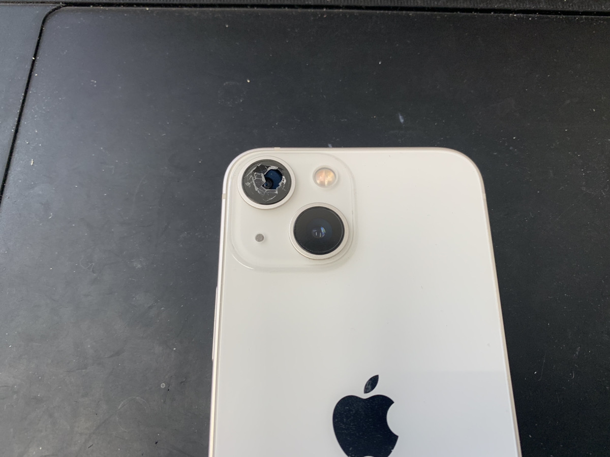 iPhone13mini ホワイト 本体 レンズ割れ カメラレンズが割れたiPhone13miniも最短30分で修理します！ | 【最