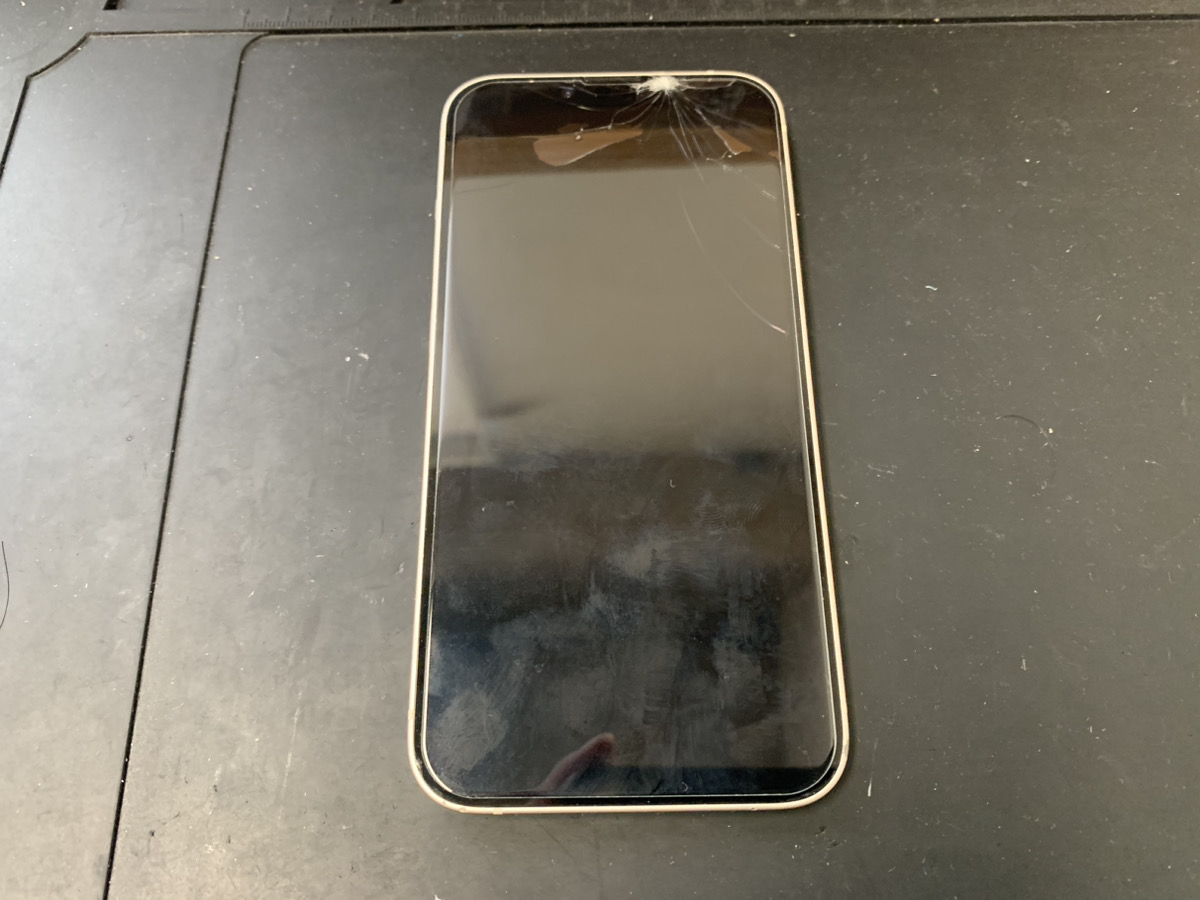 画面上部のガラスがバキバキに割れたiPhone14の修理依頼 | 【最安値