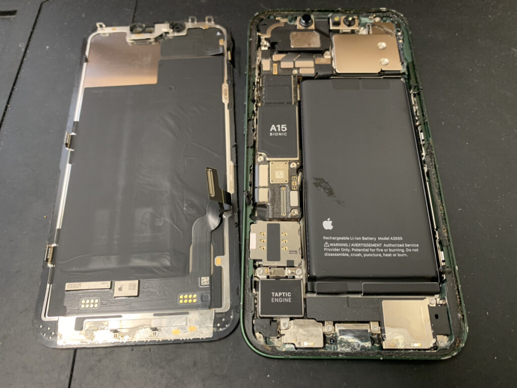 本体に水が入り込んでいるiPhone13