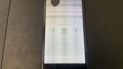 重度の液晶破損で誤作動が起きているiPhoneSE2の修理依頼がありました