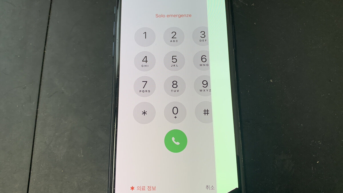 画面の右端が白く光っているiPhone11Proの修理依頼