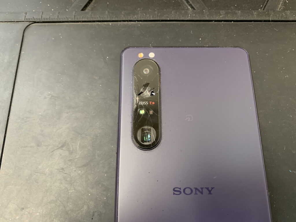 カメラレンズが割れているXperia1Ⅲ