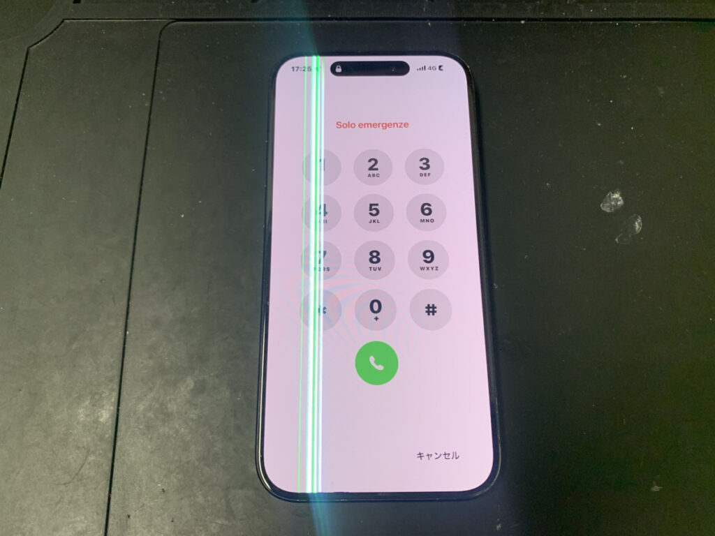 画面に白い縦線が表示されているiPhone15Pro