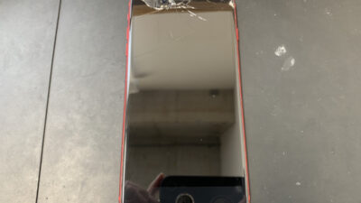 画面上部のガラスが割れてインカメラが使えないiPhoneSE3の修理