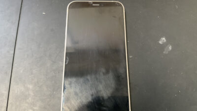 水濡れによって画面が真っ暗になったiPhone12miniの復旧修理