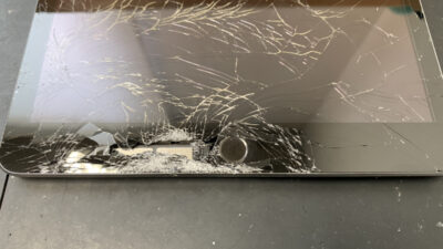 画面下部のガラスが粉々に割れたiPad第9世代の修理依頼