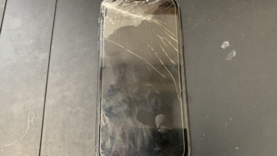 画面割れで真っ暗のままになり使えなくなったiPhone11も30分の最短修理！