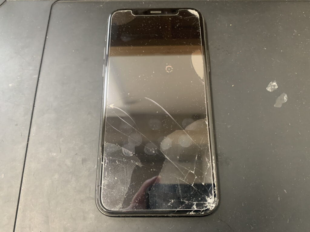 画面が割れているiPhone11